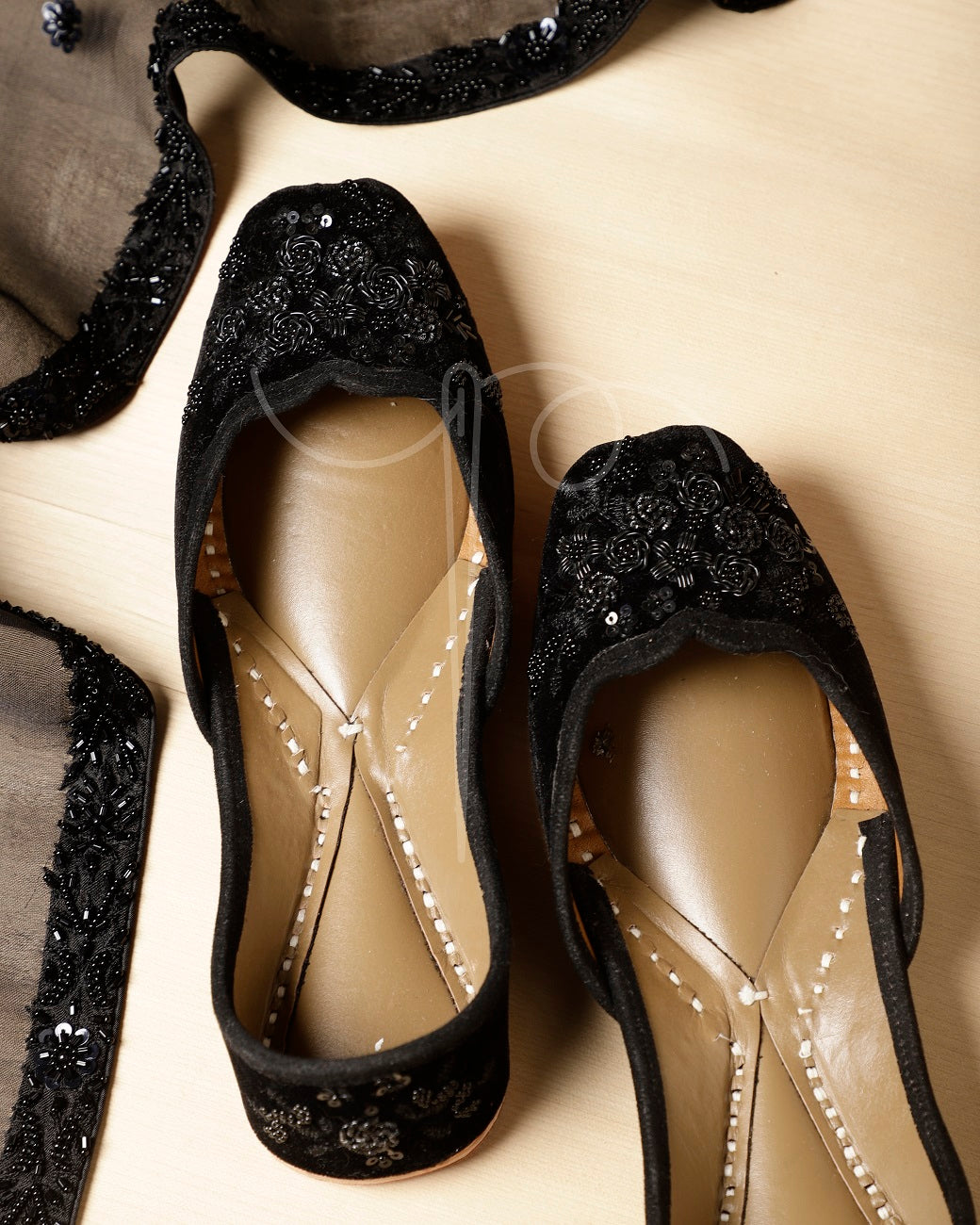 Alila Mojris (Black)